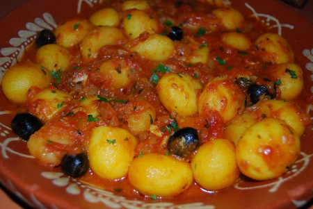 Spaanse aardappeltjes in tomatensuis